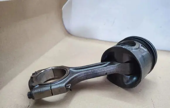 Hyundai Santa Fe Piston with connecting rod
