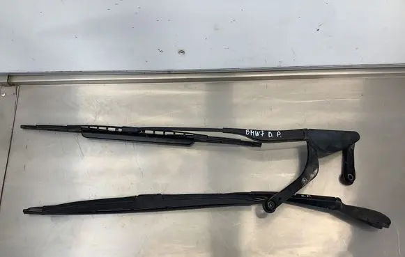 BMW 7 E38 Front wiper blade arm 8352020