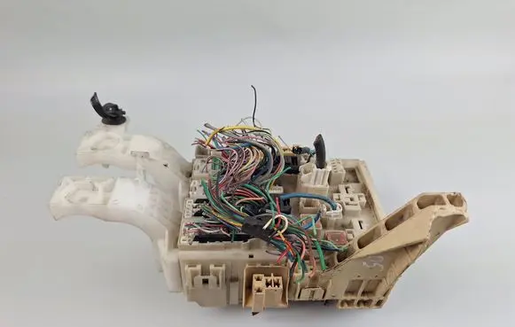 Toyota Yaris Fuse module 8273052700