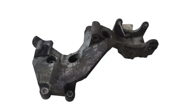 Hyundai Santa Fe Generator/alternator bracket 