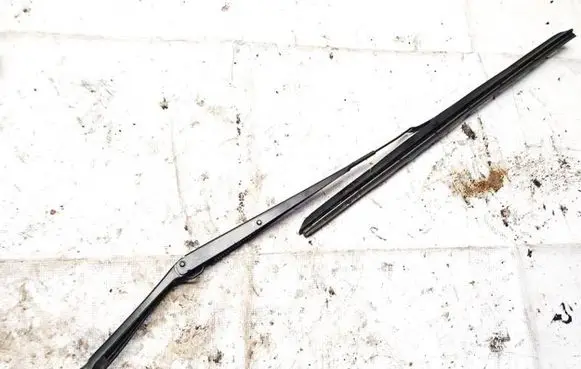 Front wiper blade arm