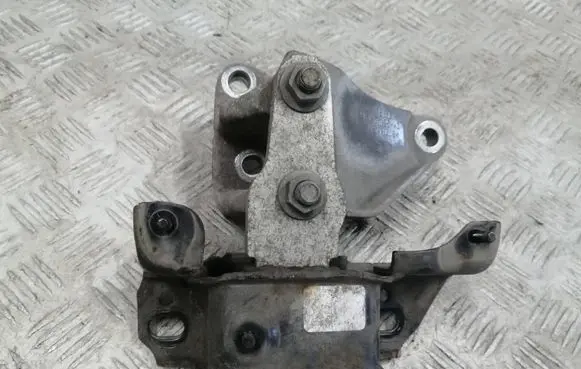 Engine mounting bracket
