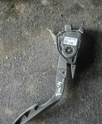 Ford Focus Accelerator throttle pedal BV619F836BB