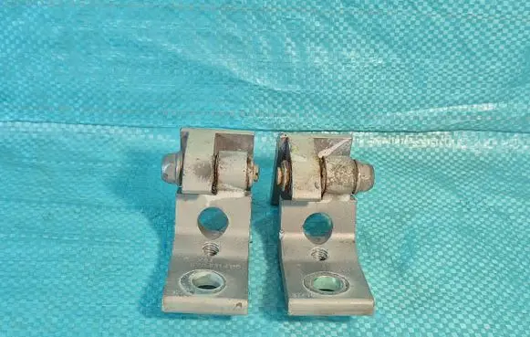 Skoda Octavia Mk2 (1Z) Front door lower hinge 6Y0831411D