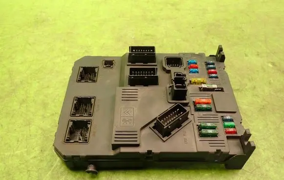 Peugeot 206 Fuse module 