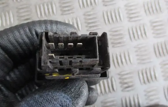 Renault Clio III Tailgate/trunk/boot open switch 
