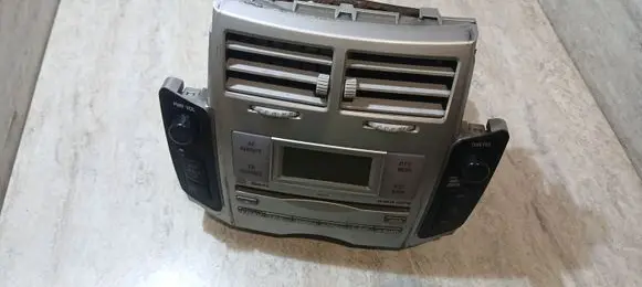 Toyota Yaris Radio/CD/DVD/GPS head unit 861200D211