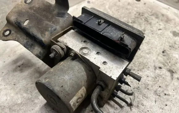 Hyundai Santa Fe ABS Pump 589102B850
