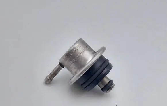 Volkswagen Bora Fuel pressure regulator 037133035H