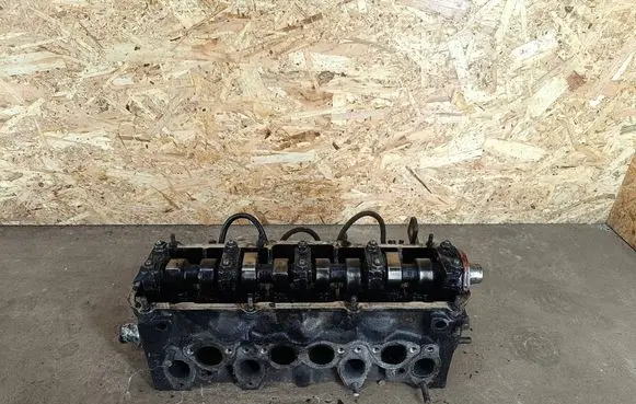 Volkswagen Golf II Engine head 068103373