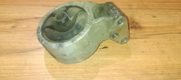 Mitsubishi Carisma Engine mount bracket