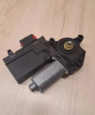 Peugeot 307 Rear door window regulator motor 0130821767