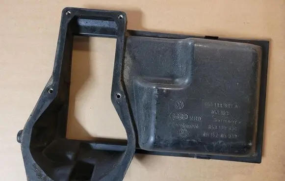 Volkswagen PASSAT B3 Air filter box cover 051133837A