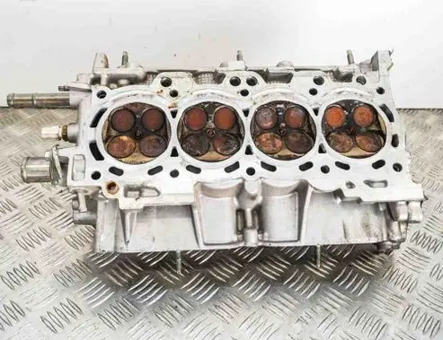 Toyota Avensis T270 Engine head 1110129605