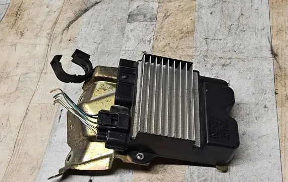 Toyota Avensis T220 Fuel injection control unit/module 8987120040