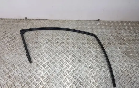 Mitsubishi L200 Rubber seal front door window/glass 