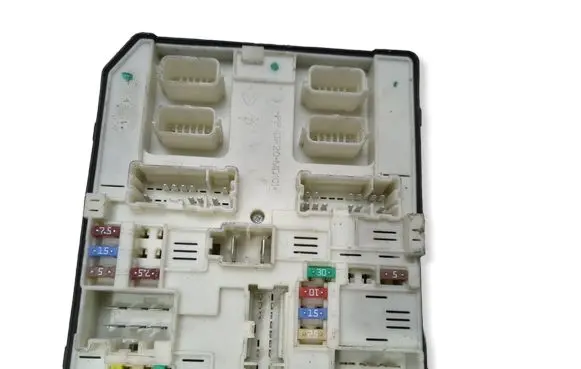 Renault Kangoo II Fuse module 284B63414R 2521005384 519532F03