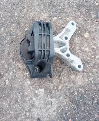 Peugeot 208 Engine mount bracket