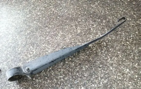 Chrysler PT Cruiser Rear wiper blade arm 05288704AG