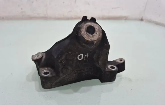 Engine mounting bracket