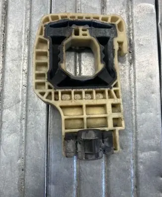 BMW 5 G30 G31 G38 Radiator mount bracket 8476008