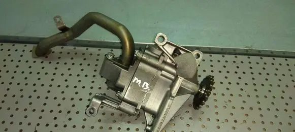 Mercedes-Benz E W211 Oil pump 61181810201 A6461810047 A303036460901