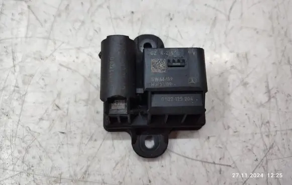 Mercedes-Benz E C207 W207 Glow plug pre-heat relay 0522120204