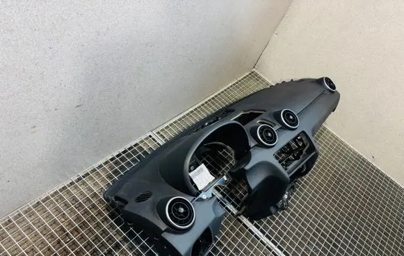 Audi A1 Dashboard 8X1857033 8X1857067