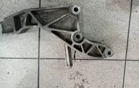 Opel Zafira B Engine mounting bracket 24459826