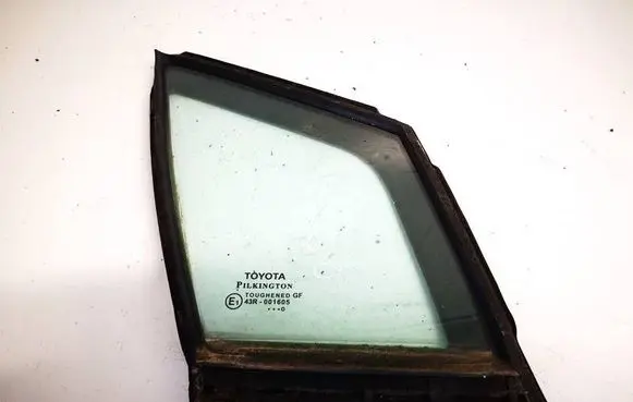 Toyota Avensis T270 Front door vent window glass four-door 