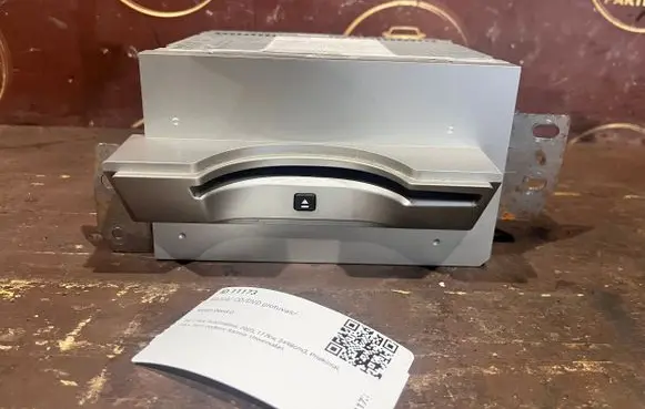 Nissan Quest Radio/CD/DVD/GPS head unit 281855Z010