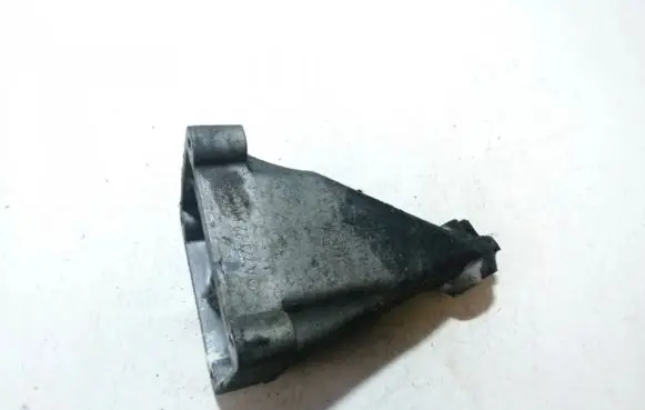 Engine mounting bracket