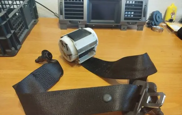 Rear seatbelt