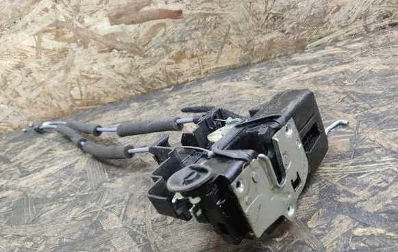 Chevrolet Captiva Rear door lock RH2