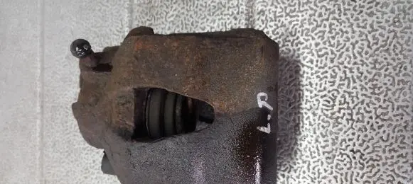 Volkswagen Golf IV Front brake caliper