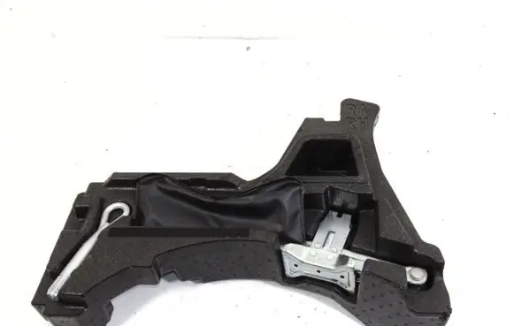 Renault Megane I Spare wheel mounting bracket 