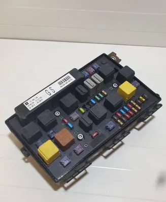 Opel Zafira B Fuse module 743381 1534937 015349211