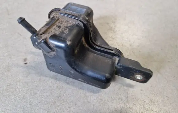 Isuzu D-Max Vacuum air tank 