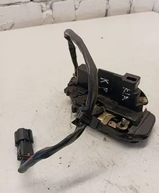 KIA Carens I Front door lock