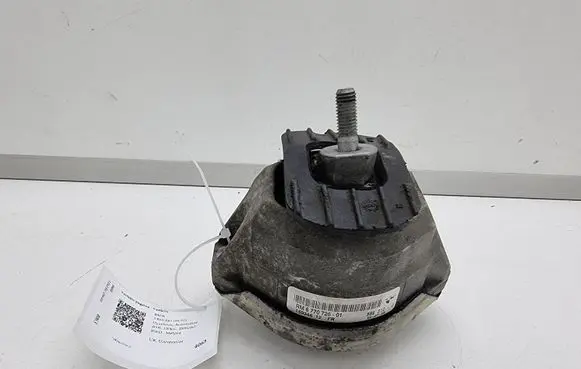 BMW 5 E60 E61 Engine mount bracket 6770726