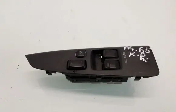 Toyota Corolla Verso E121 Electric window control switch 8404013051
