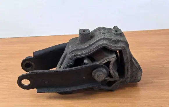 Volvo XC60 Engine mount bracket 8070M18