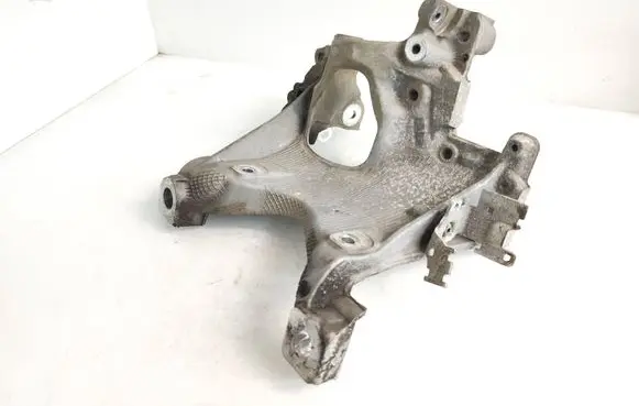 Engine mounting bracket