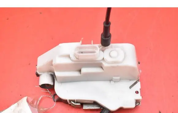Nissan Primera Front door lock