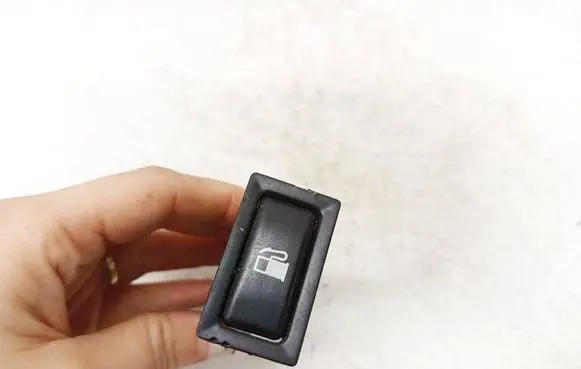 Toyota Avensis T250 Fuel tank opening switch 156795