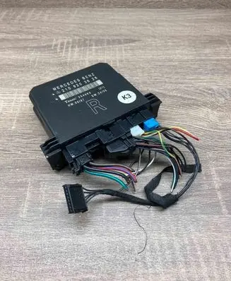 Mercedes-Benz E W210 Door control unit/module 2108203626