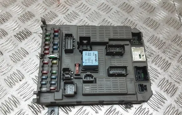 Citroen C5 Fuse module T0400PSA96493017