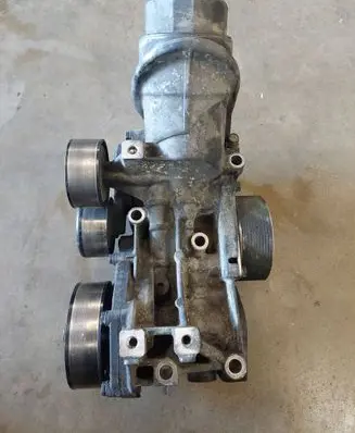 Honda FR-V Oil filter mounting bracket