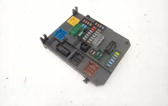 Citroen C4 II Picasso Fuse module 9806098680