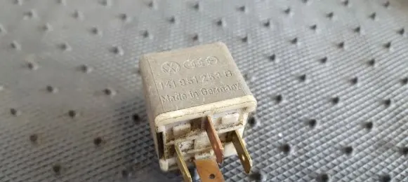 Volkswagen Transporter - Caravelle T4 Other relay 141951253B 4RA003510-29